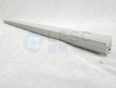 為什么線條燈硅膠燈罩擠出時要噴油？